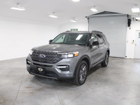 Used 2023 Ford Explorer XLT w/ Equipment Group 202A AWD/4WD image 4