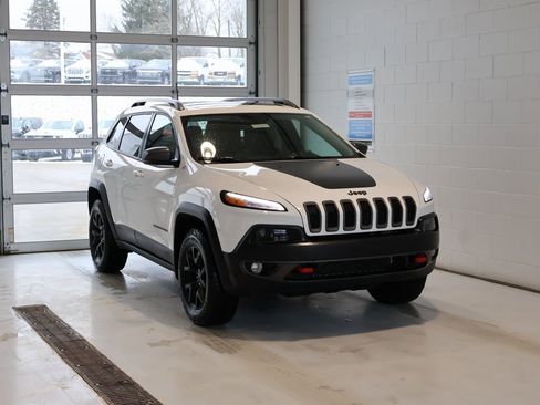 Used 2018 Jeep Cherokee Trailhawk w/ Comfort/Convenience Group image 2