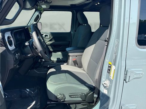 Used 2025 Jeep Wrangler Unlimited Sahara w/ Safety Group AWD/4WD image 5
