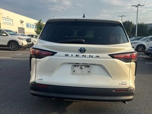 Used 2021 Toyota Sienna XLE AWD/4WD image 4