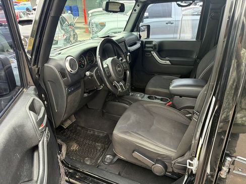 Used 2015 Jeep Wrangler Unlimited Rubicon w/ Connectivity Group AWD/4WD image 13