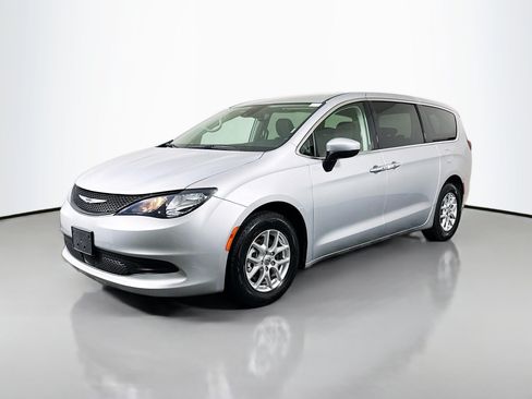 Used 2023 Chrysler Voyager LX FWD image 4
