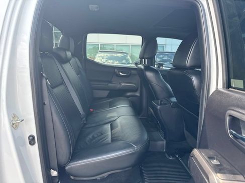 Used 2020 Toyota Tacoma TRD Sport w/ TRD Premium Sport Package AWD/4WD image 21