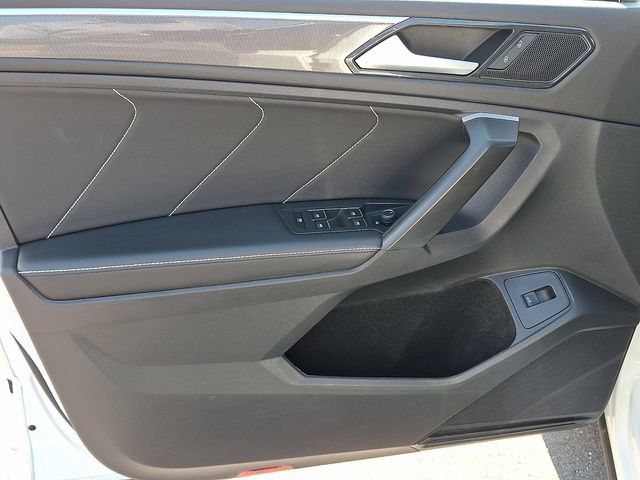 Used 2024 Volkswagen Tiguan SE R-Line FWD image 9