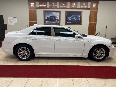Used 2018 Chrysler 300 Touring L image 8