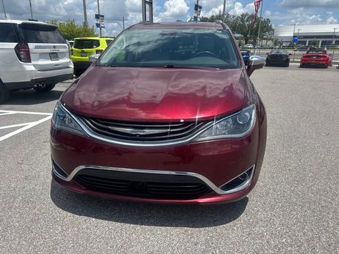 Used 2017 Chrysler Pacifica Platinum FWD image 2