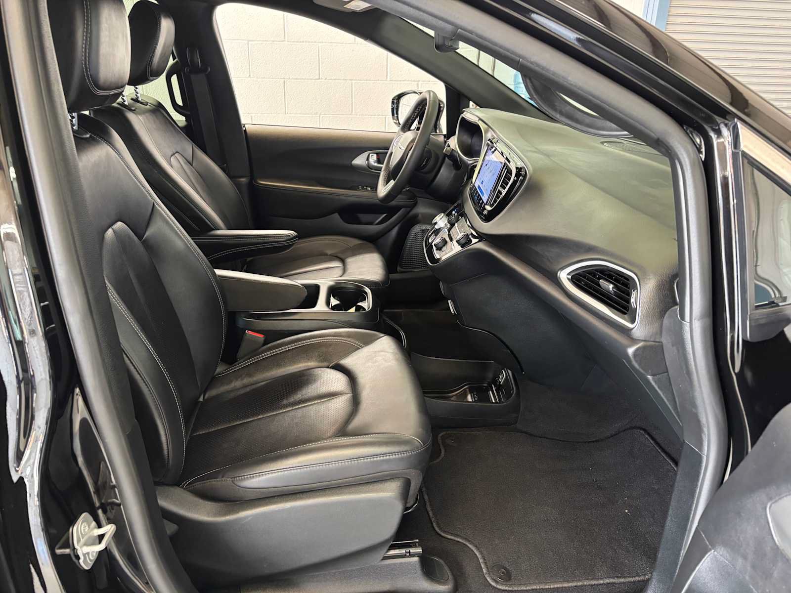 Used 2025 Chrysler Pacifica Select FWD image 11