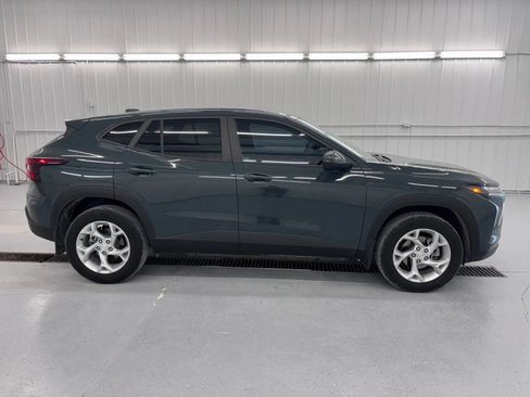 Used 2025 Chevrolet Trax LS w/ LS Convenience Package FWD image 8
