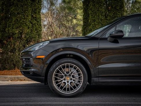 Used 2022 Porsche Cayenne Platinum Edition image 13