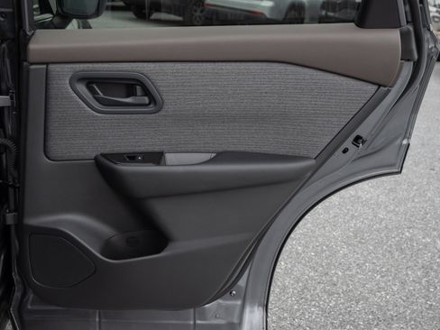 Used 2023 Nissan Rogue S image 29