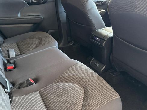 Used 2025 Toyota Highlander LE FWD image 29