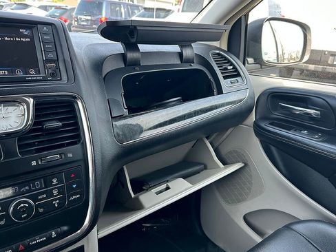 Used 2015 Chrysler Town & Country Touring w/ Driver Convenience Group FWD image 31
