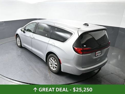 Used 2024 Chrysler Pacifica Touring-L FWD image 47