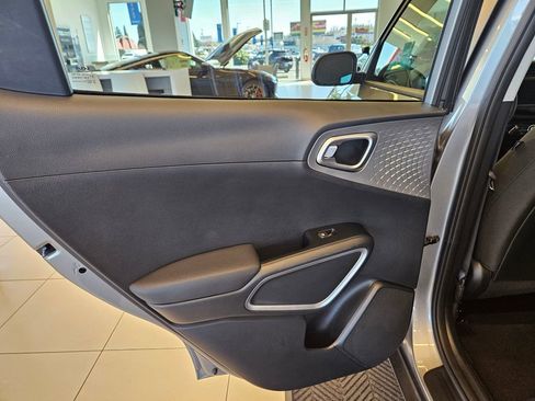 Used 2025 Kia Soul LX w/ LX Technology Package FWD image 25