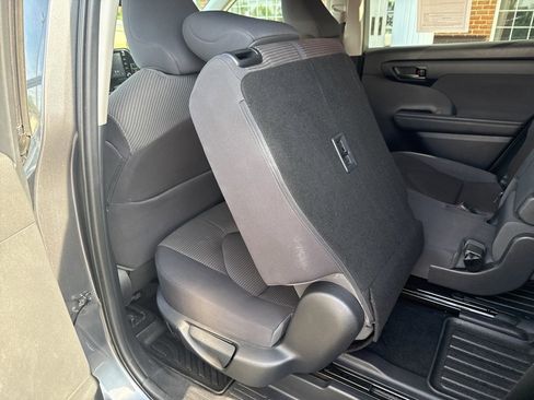 Used 2020 Toyota Highlander LE image 40