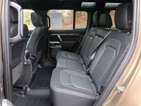 Used 2024 Land Rover Defender 110 X-Dynamic SE image 10