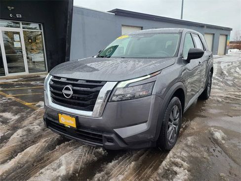 Used 2023 Nissan Pathfinder S image 1