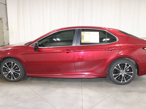 Used 2018 Toyota Camry SE FWD image 5