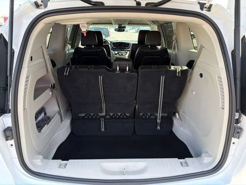 Used 2024 Chrysler Pacifica Touring-L FWD image 9