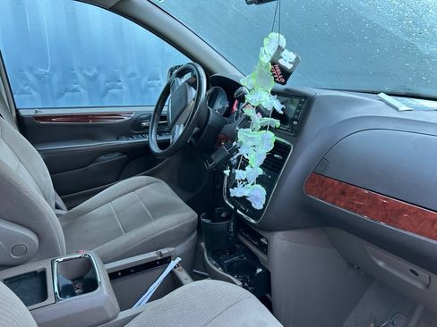 Used 2014 Chrysler Town & Country Touring FWD image 11