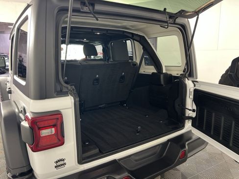 Used 2025 Jeep Wrangler Unlimited Rubicon AWD/4WD image 27