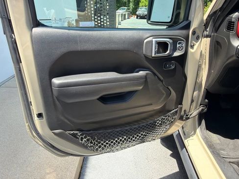 Used 2022 Jeep Wrangler Unlimited Rubicon w/ Dual Top Group AWD/4WD image 40