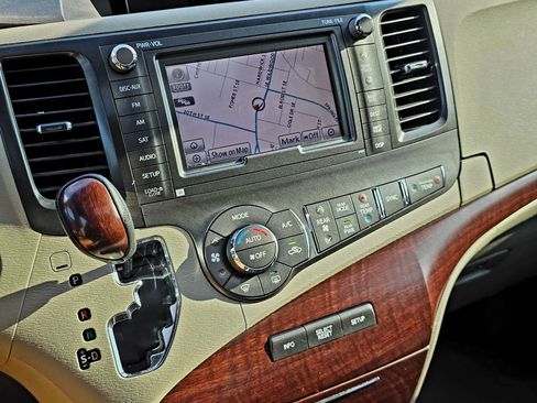 Used 2013 Toyota Sienna XLE image 19