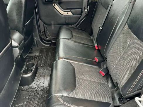 Used 2016 Jeep Wrangler Unlimited Sahara AWD/4WD image 8