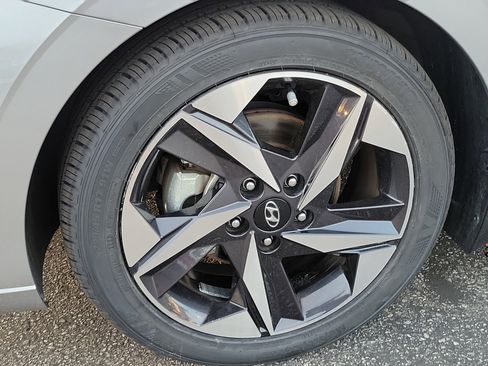 Certified 2022 Hyundai Elantra SEL w/ Convenience + Premium Package image 25