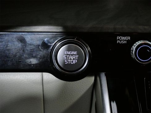 Used 2024 Kia Carnival EX image 23