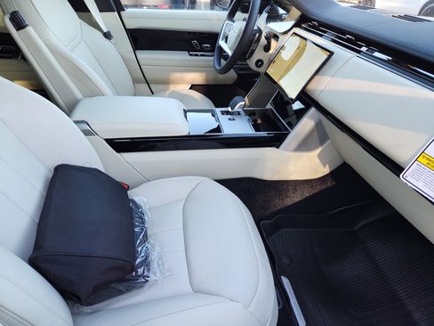 New 2025 Land Rover Range Rover SE image 3