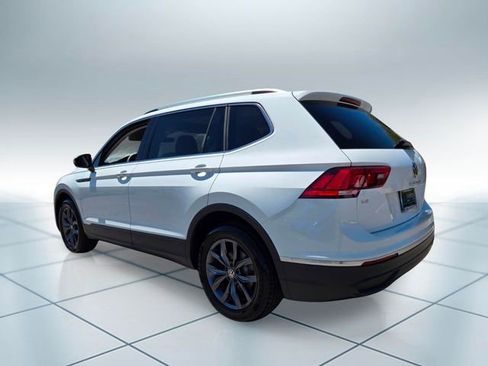 Used 2022 Volkswagen Tiguan SE w/ Panoramic Sunroof Package FWD image 8