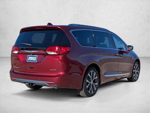 Used 2017 Chrysler Pacifica Limited image 9