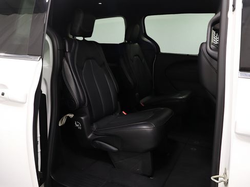 Used 2025 Chrysler Pacifica Select FWD image 17