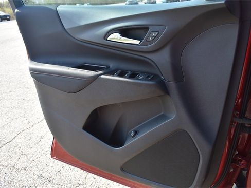 Used 2022 Chevrolet Equinox RS w/ Infotainment Package image 40