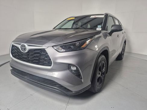 Certified 2025 Toyota Highlander XLE image 1