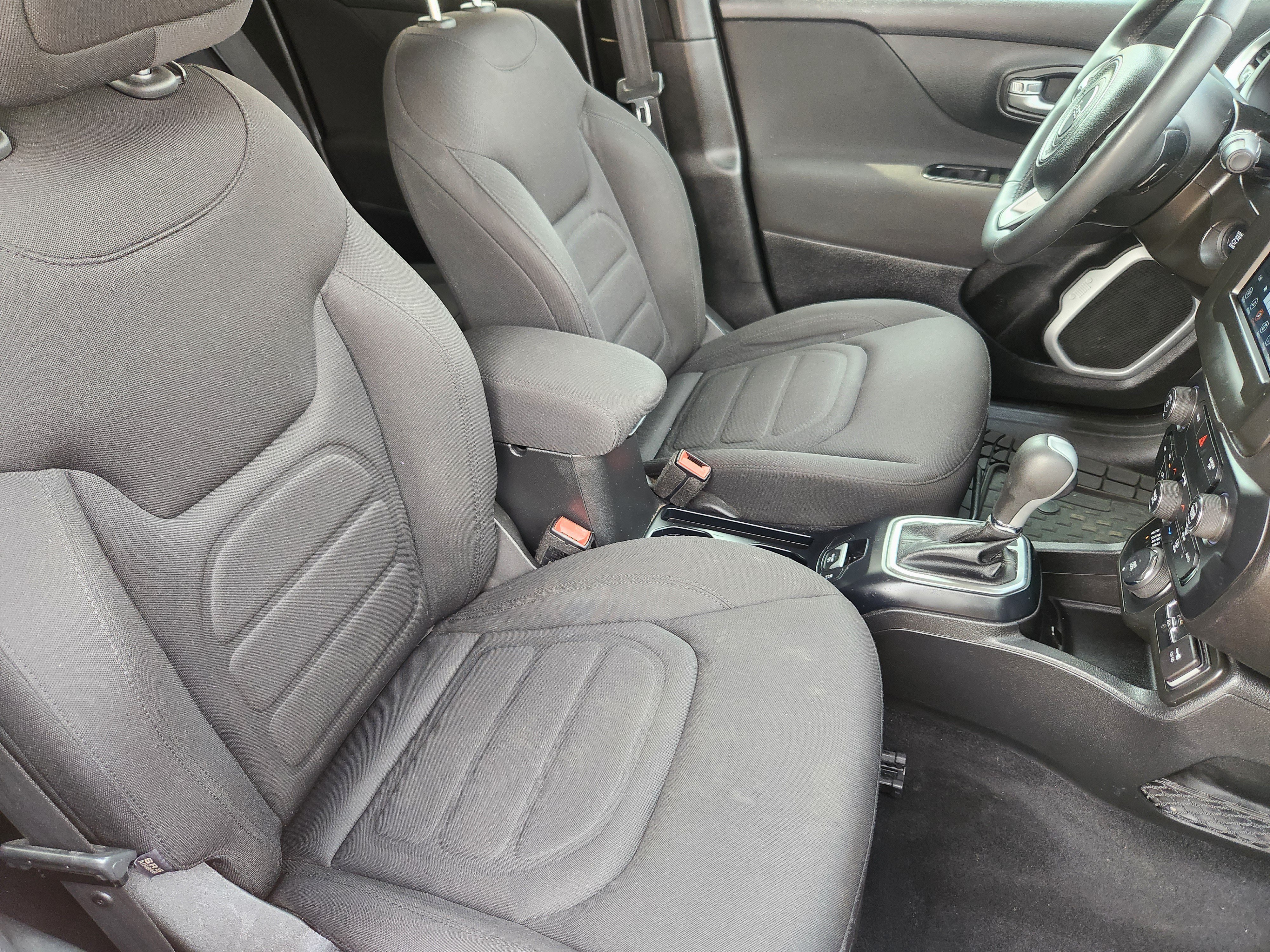 Used 2018 Jeep Renegade Latitude AWD/4WD image 10