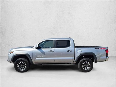 Used 2018 Toyota Tacoma TRD Off-Road AWD/4WD image 9