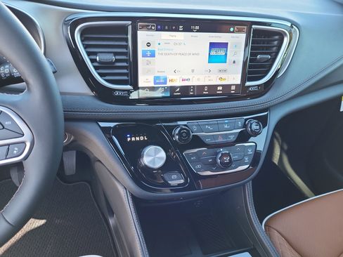 New 2026 Chrysler Pacifica Pinnacle image 12