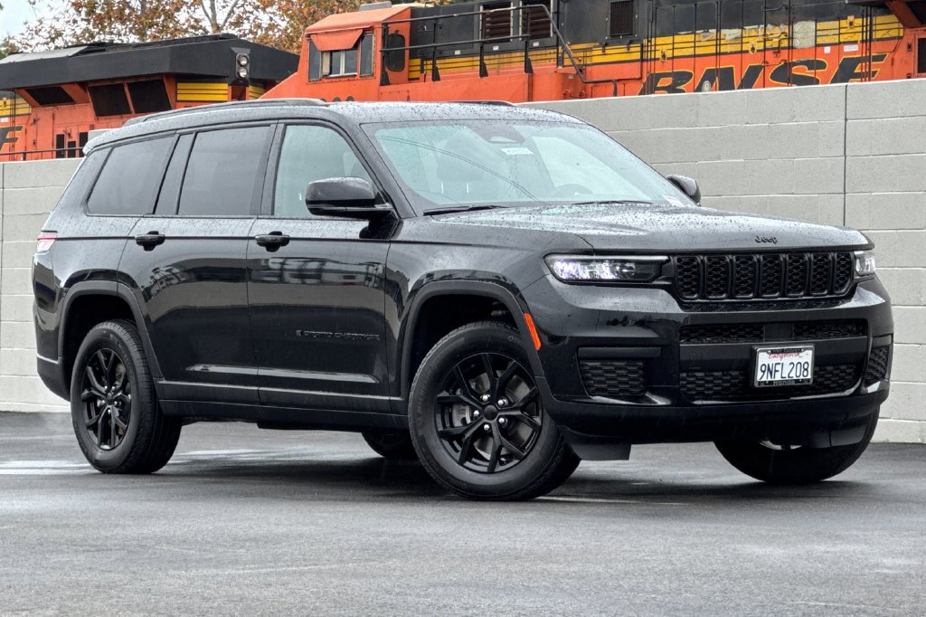 Used 2024 Jeep Grand Cherokee L Altitude RWD image 2