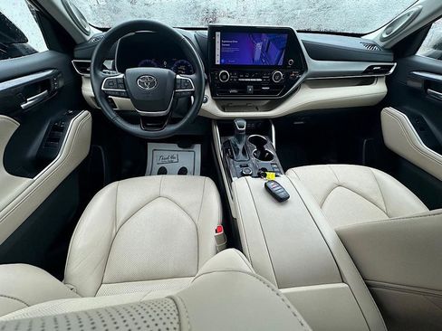 Certified 2024 Toyota Highlander Limited AWD/4WD image 20