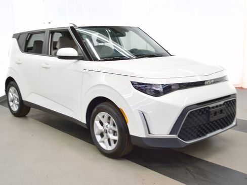 Used 2025 Kia Soul LX w/ LX Technology Package image 2