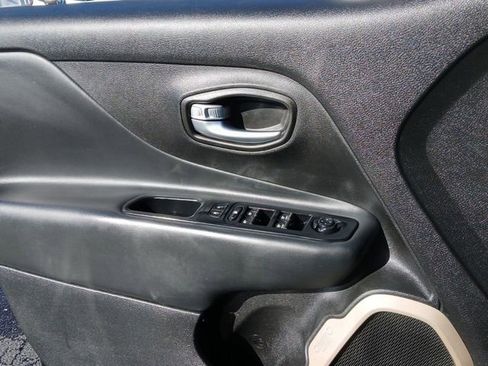 Used 2017 Jeep Renegade Limited image 18