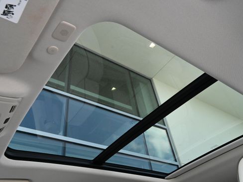 Used 2024 GMC Yukon XL Denali w/ Advanced Technology Package image 26