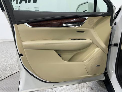 Used 2017 Cadillac XT5 Luxury image 16