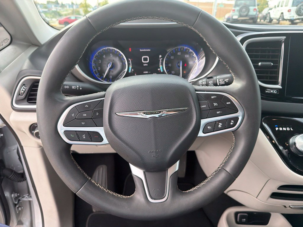 Used 2024 Chrysler Pacifica Touring-L FWD image 21