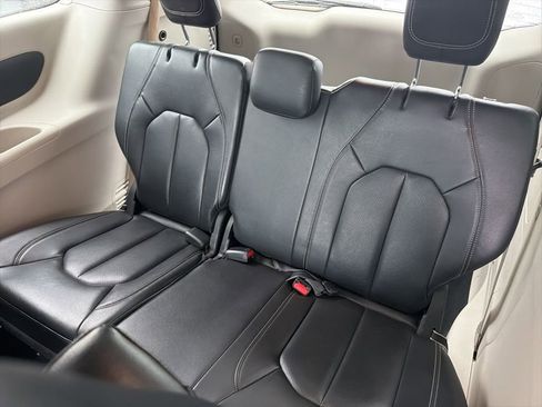 Used 2022 Chrysler Pacifica Touring-L FWD image 11