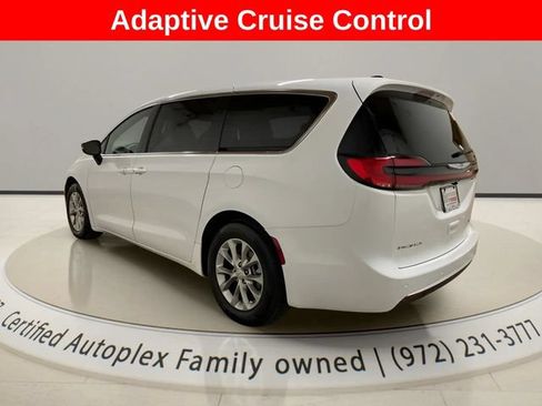 Used 2026 Chrysler Pacifica Limited FWD image 3