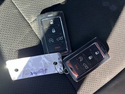 Used 2023 Jeep Grand Cherokee L Laredo image 25