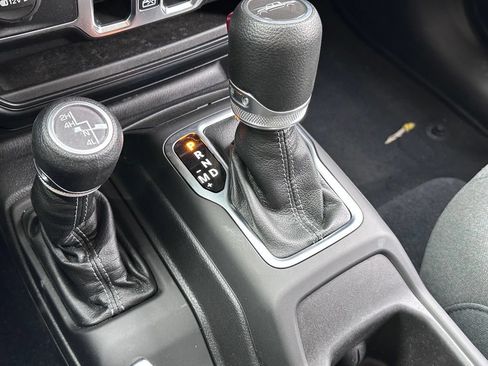Used 2024 Jeep Gladiator Sport AWD/4WD image 19